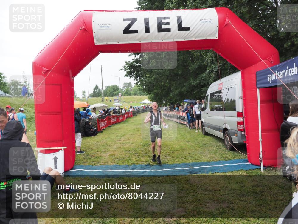 21.06.2025 - 27. Vierlanden-Triathlon MichiJ http://msf.ph/oto/8044227 15.06.2026 13:45:18 Ziel 849, 881, 930, 956 meine-sportfotos.de