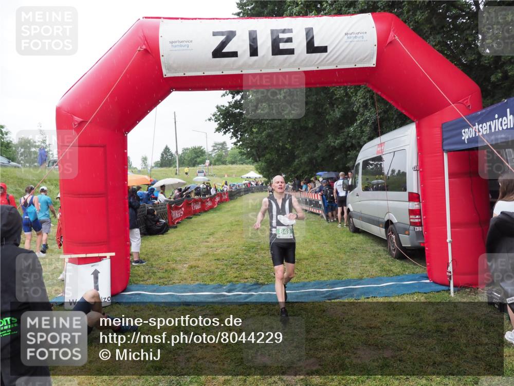 21.06.2025 - 27. Vierlanden-Triathlon MichiJ http://msf.ph/oto/8044229 15.06.2026 13:45:18 Ziel 849, 881, 930, 956 meine-sportfotos.de