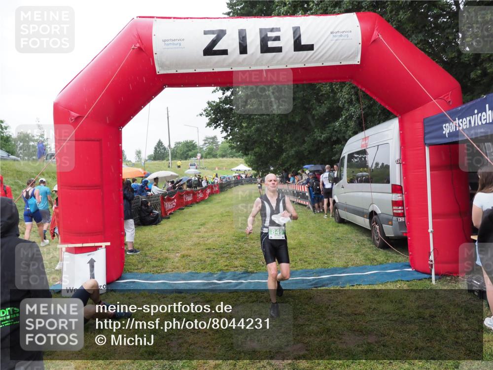 21.06.2025 - 27. Vierlanden-Triathlon MichiJ http://msf.ph/oto/8044231 15.06.2026 13:45:18 Ziel 849, 881, 930, 956 meine-sportfotos.de