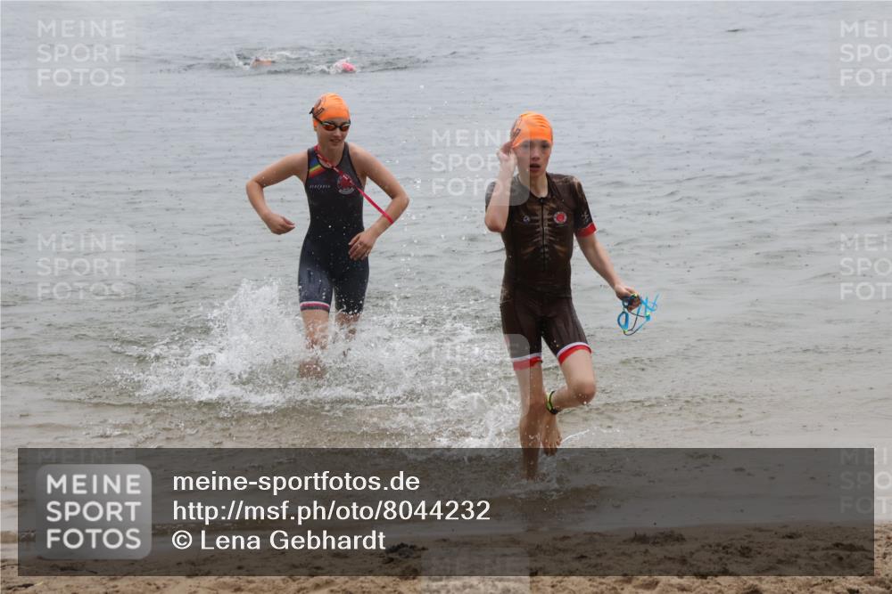 21.06.2025 - 27. Vierlanden-Triathlon Lena Gebhardt http://msf.ph/oto/8044232 15.06.2025 14:39:10 Schwimmen 1335, 1345, 1349 meine-sportfotos.de