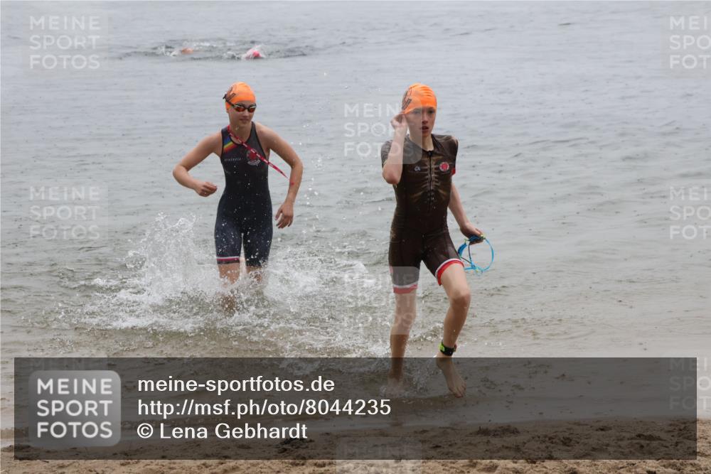 21.06.2025 - 27. Vierlanden-Triathlon Lena Gebhardt http://msf.ph/oto/8044235 15.06.2025 14:39:10 Schwimmen 1335, 1345, 1349 meine-sportfotos.de