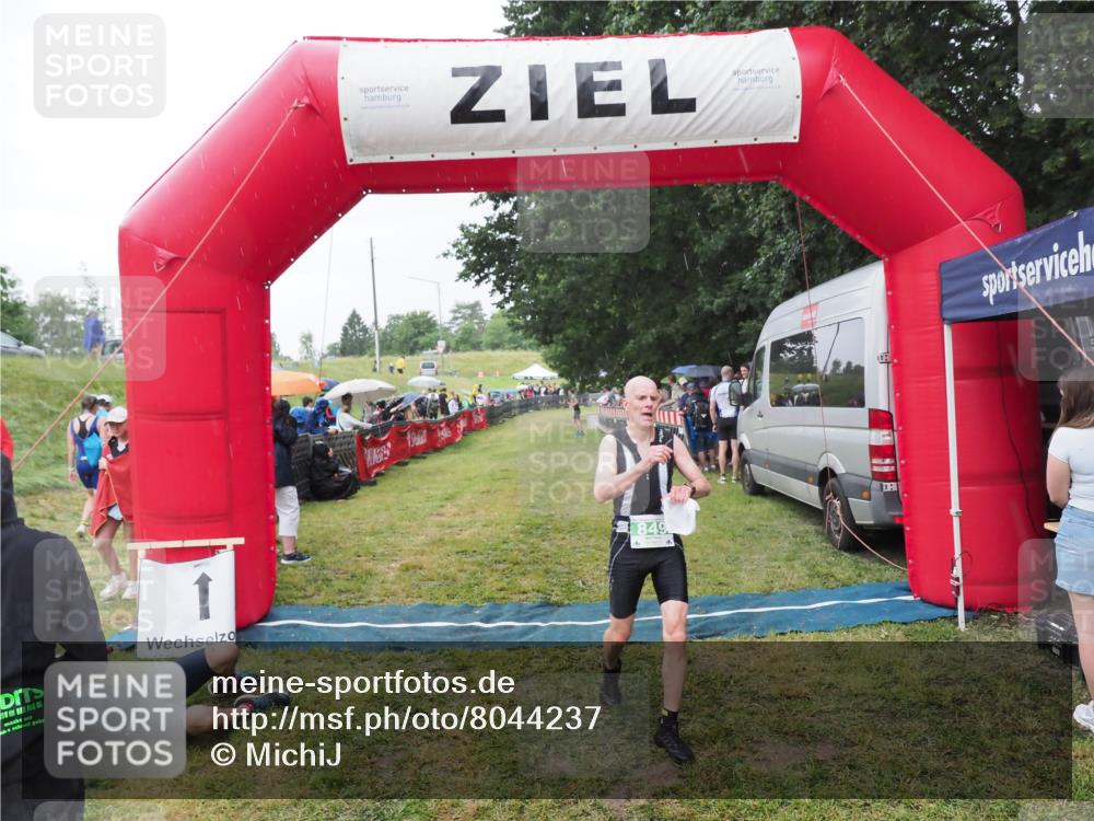 21.06.2025 - 27. Vierlanden-Triathlon MichiJ http://msf.ph/oto/8044237 15.06.2026 13:45:19 Ziel 849, 881, 930 meine-sportfotos.de