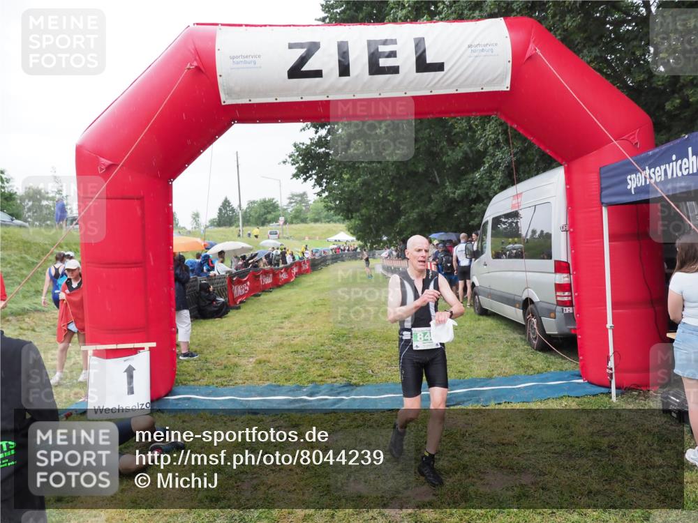 21.06.2025 - 27. Vierlanden-Triathlon MichiJ http://msf.ph/oto/8044239 15.06.2026 13:45:19 Ziel 849, 881, 930 meine-sportfotos.de