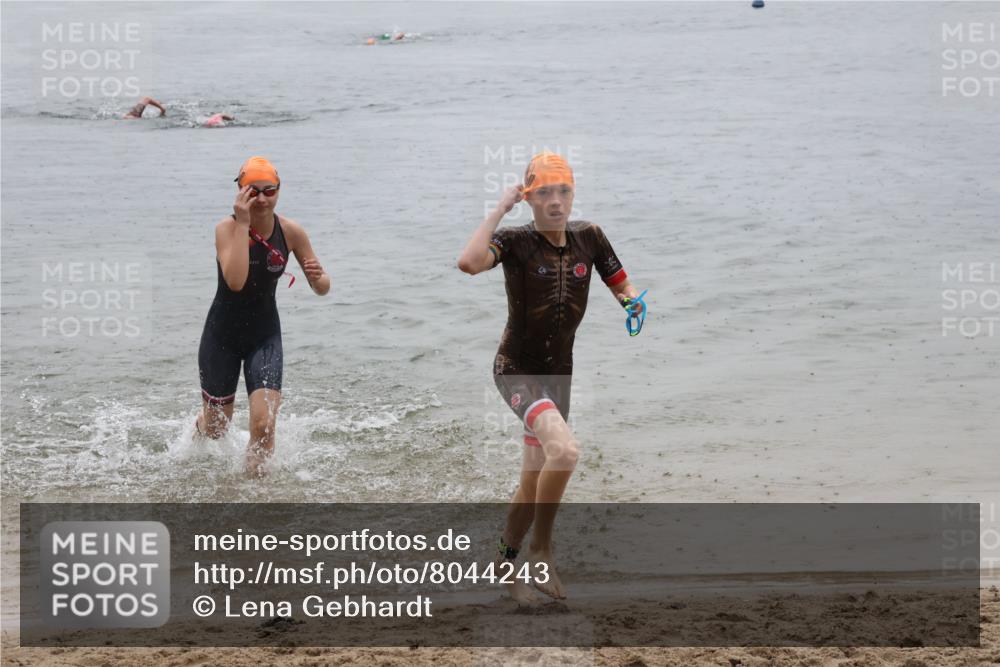 21.06.2025 - 27. Vierlanden-Triathlon Lena Gebhardt http://msf.ph/oto/8044243 15.06.2025 14:39:10 Schwimmen 1335, 1345, 1349 meine-sportfotos.de
