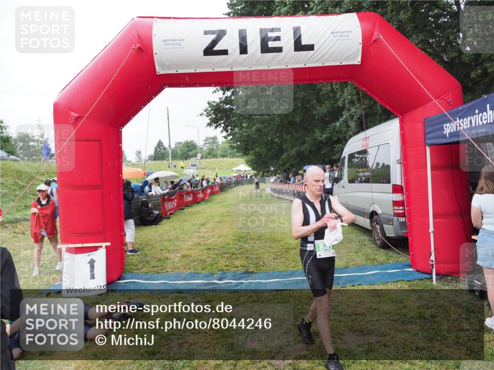 21.06.2025 - 27. Vierlanden-Triathlon MichiJ http://msf.ph/oto/8044246 15.06.2026 13:45:19 Ziel 849, 881, 930 meine-sportfotos.de