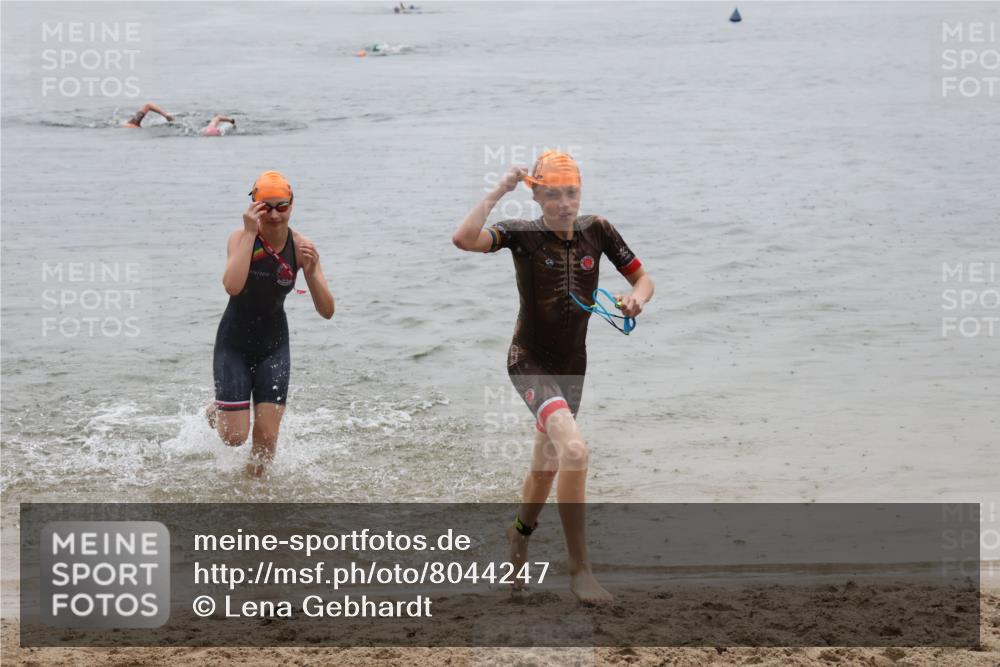 21.06.2025 - 27. Vierlanden-Triathlon Lena Gebhardt http://msf.ph/oto/8044247 15.06.2025 14:39:10 Schwimmen 1335, 1345, 1349 meine-sportfotos.de