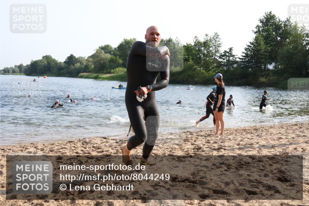 15.06.2025 - 27. Vierlanden-Triathlon Lena Gebhardt http://msf.ph/oto/8044249 15.06.2025 08:35:00 Schwimmen 12, 43, 64, 80, 149, 159, 186 meine-sportfotos.de