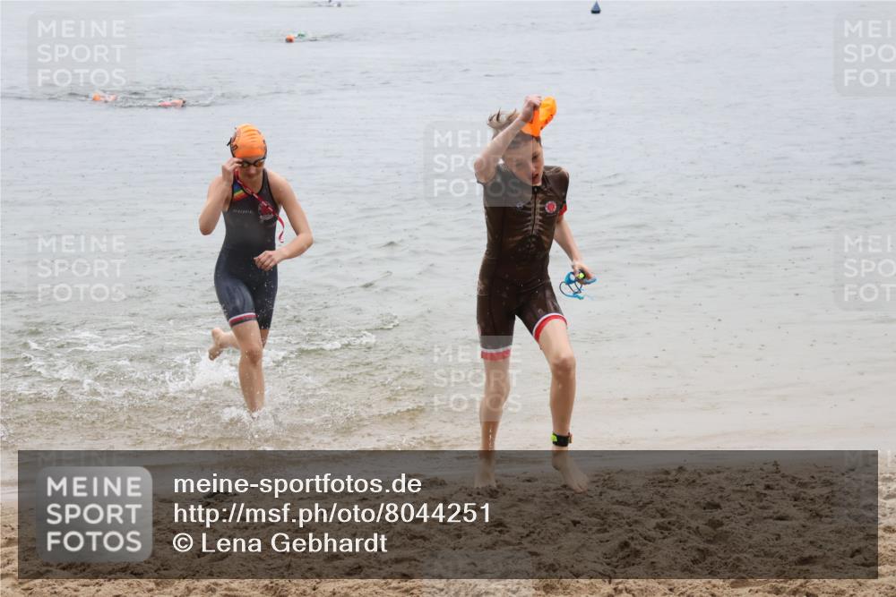 21.06.2025 - 27. Vierlanden-Triathlon Lena Gebhardt http://msf.ph/oto/8044251 15.06.2025 14:39:10 Schwimmen 1335, 1345, 1349 meine-sportfotos.de
