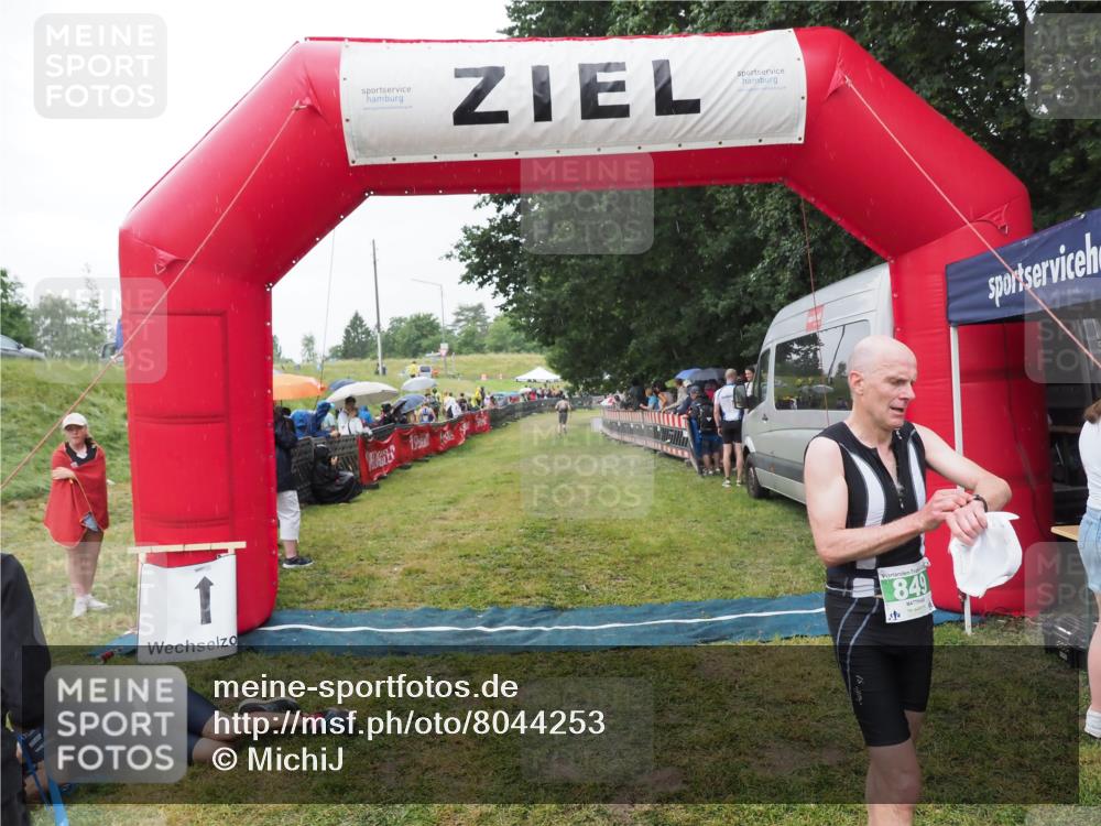 21.06.2025 - 27. Vierlanden-Triathlon MichiJ http://msf.ph/oto/8044253 15.06.2026 13:45:20 Ziel 849, 930 meine-sportfotos.de