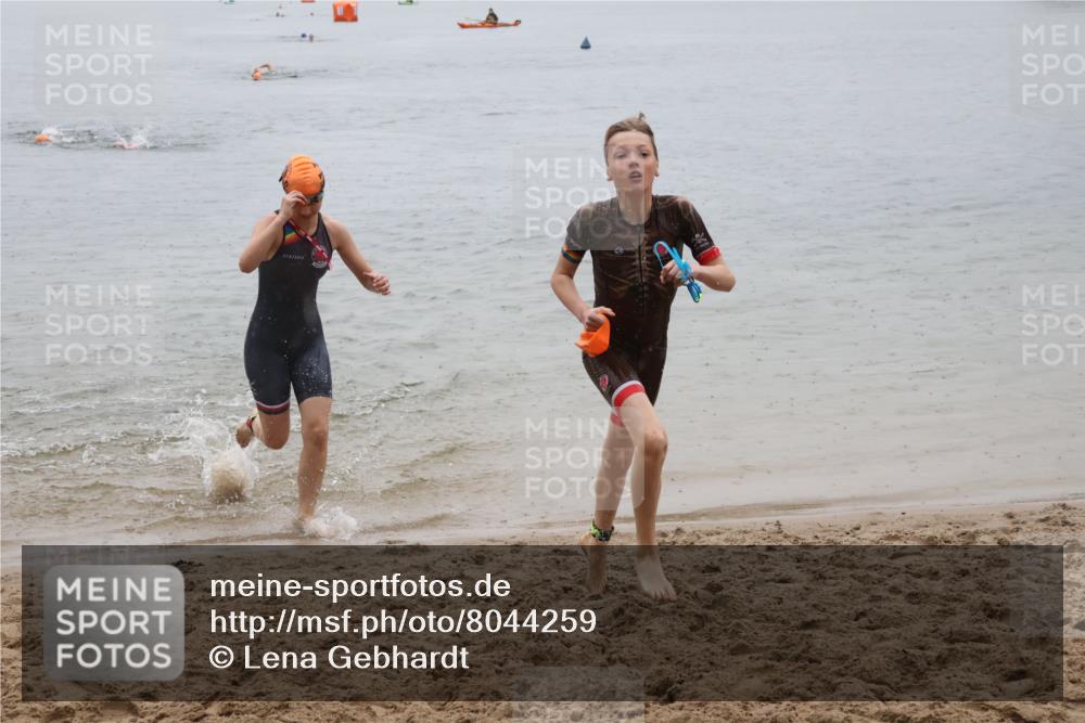 21.06.2025 - 27. Vierlanden-Triathlon Lena Gebhardt http://msf.ph/oto/8044259 15.06.2025 14:39:11 Schwimmen 1335, 1345, 1349 meine-sportfotos.de