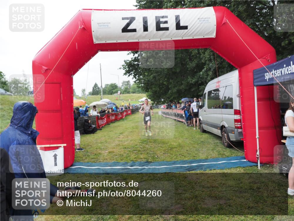 21.06.2025 - 27. Vierlanden-Triathlon MichiJ http://msf.ph/oto/8044260 15.06.2026 13:45:27 Ziel 1127 meine-sportfotos.de