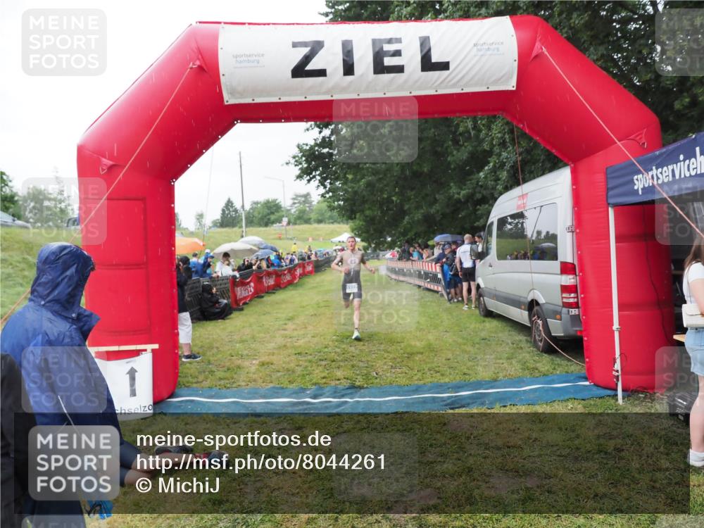 21.06.2025 - 27. Vierlanden-Triathlon MichiJ http://msf.ph/oto/8044261 15.06.2026 13:45:27 Ziel 1127 meine-sportfotos.de