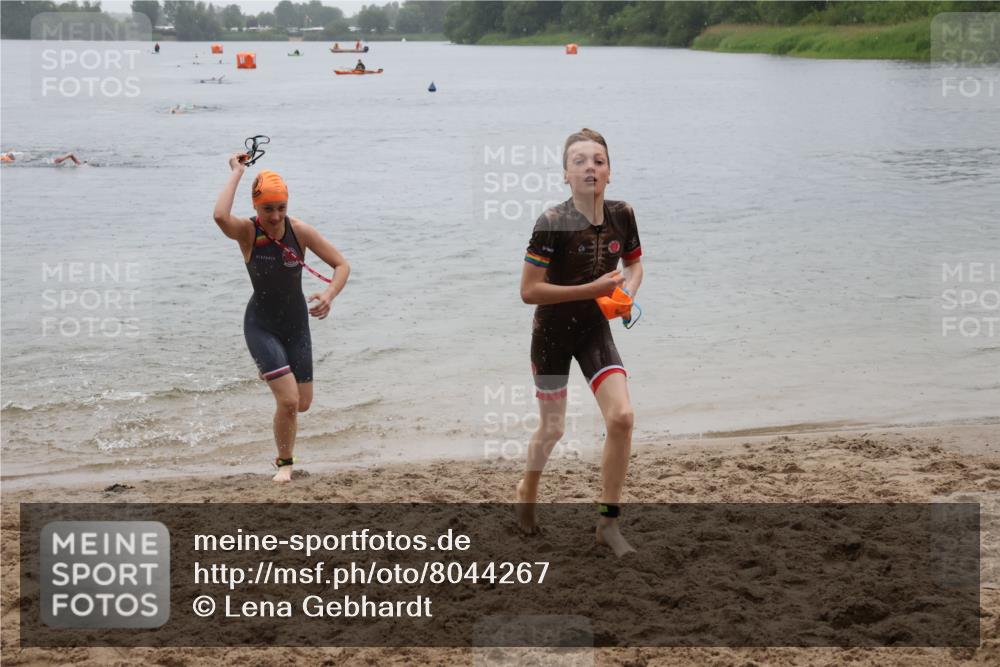 21.06.2025 - 27. Vierlanden-Triathlon Lena Gebhardt http://msf.ph/oto/8044267 15.06.2025 14:39:11 Schwimmen 1335, 1345, 1349 meine-sportfotos.de