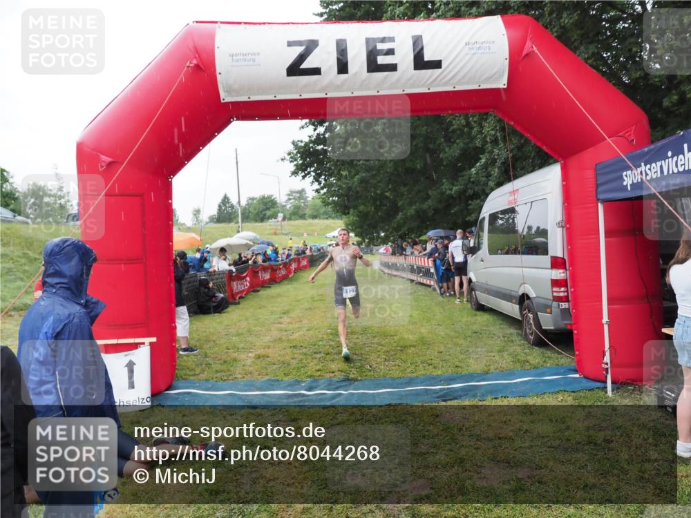 21.06.2025 - 27. Vierlanden-Triathlon MichiJ http://msf.ph/oto/8044268 15.06.2026 13:45:28 Ziel 1127 meine-sportfotos.de
