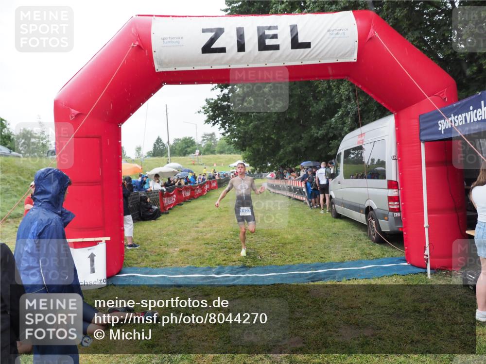 21.06.2025 - 27. Vierlanden-Triathlon MichiJ http://msf.ph/oto/8044270 15.06.2026 13:45:28 Ziel 1127 meine-sportfotos.de