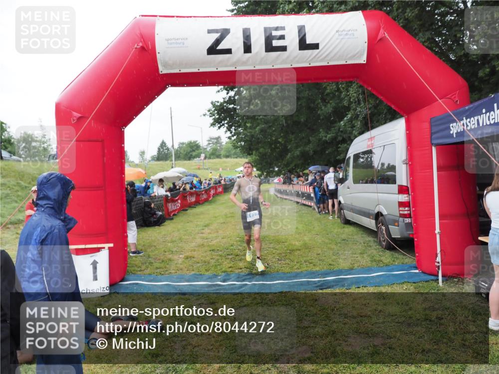 21.06.2025 - 27. Vierlanden-Triathlon MichiJ http://msf.ph/oto/8044272 15.06.2026 13:45:28 Ziel 1127 meine-sportfotos.de