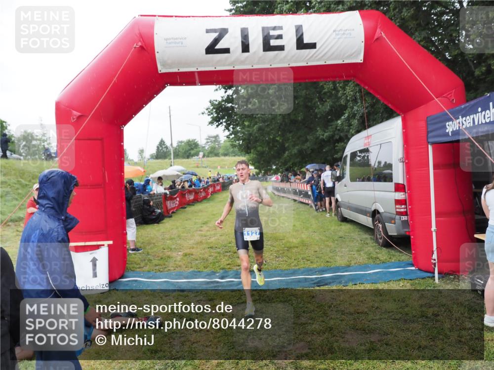 21.06.2025 - 27. Vierlanden-Triathlon MichiJ http://msf.ph/oto/8044278 15.06.2026 13:45:28 Ziel 1127 meine-sportfotos.de