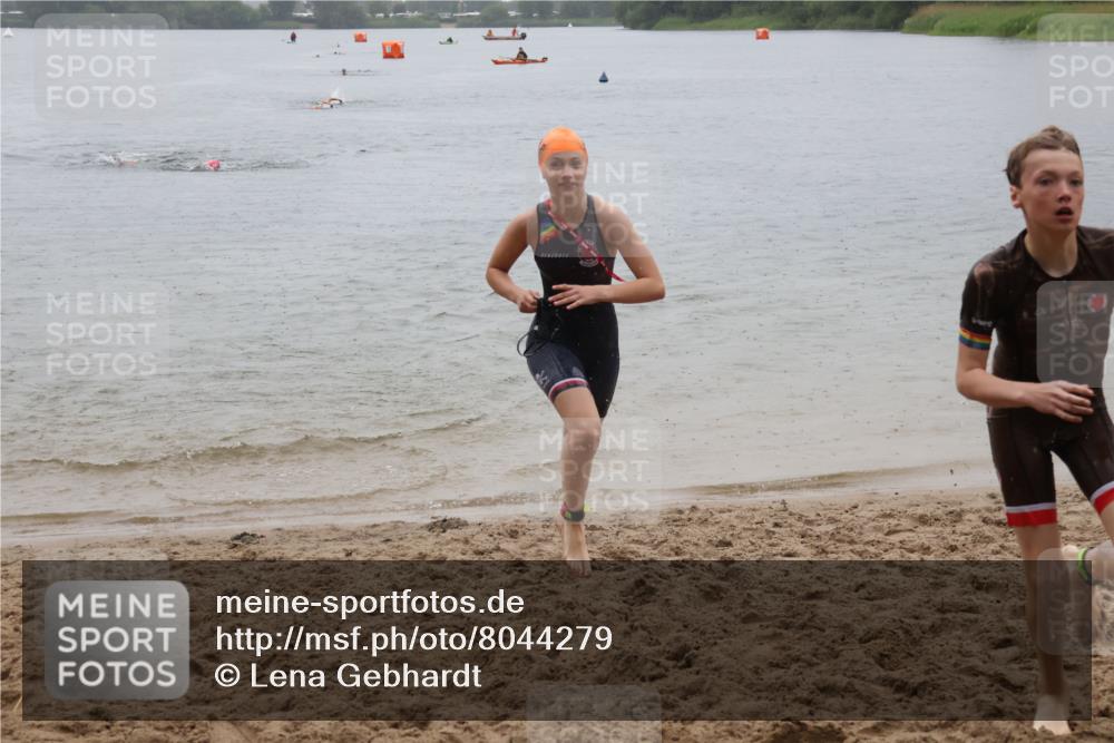 21.06.2025 - 27. Vierlanden-Triathlon Lena Gebhardt http://msf.ph/oto/8044279 15.06.2025 14:39:11 Schwimmen 1335, 1345, 1349 meine-sportfotos.de