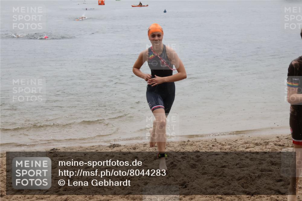 21.06.2025 - 27. Vierlanden-Triathlon Lena Gebhardt http://msf.ph/oto/8044283 15.06.2025 14:39:12 Schwimmen 1335, 1345, 1349 meine-sportfotos.de