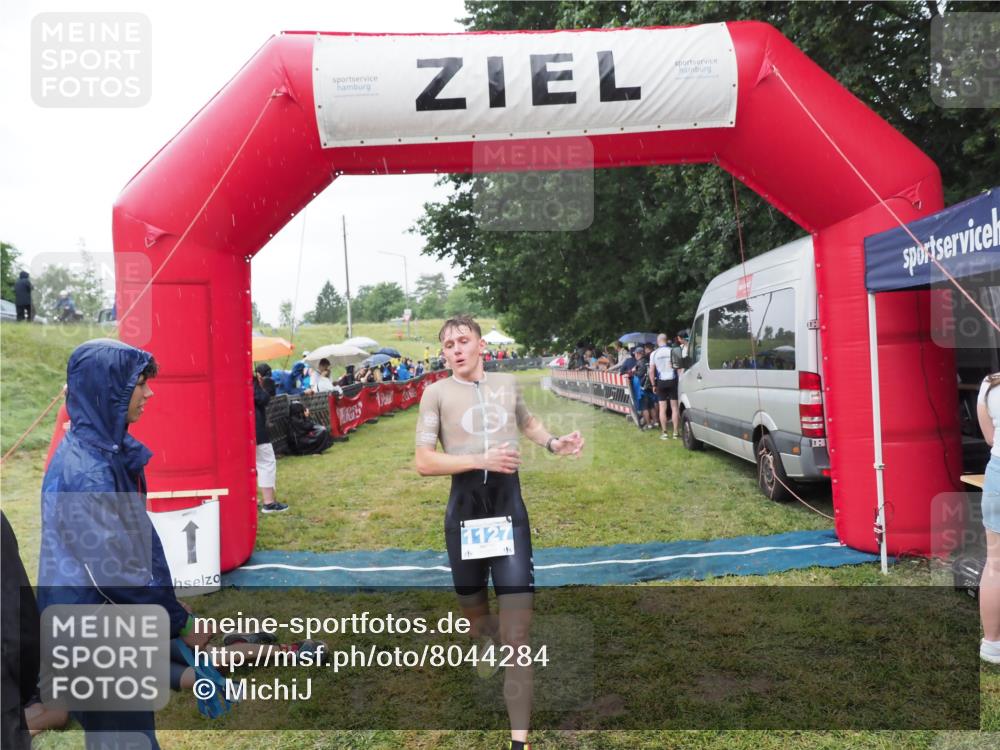 21.06.2025 - 27. Vierlanden-Triathlon MichiJ http://msf.ph/oto/8044284 15.06.2026 13:45:29 Ziel 1127 meine-sportfotos.de