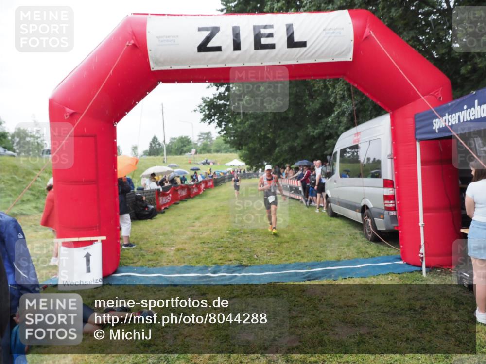 21.06.2025 - 27. Vierlanden-Triathlon MichiJ http://msf.ph/oto/8044288 15.06.2026 13:45:38 Ziel 830 meine-sportfotos.de