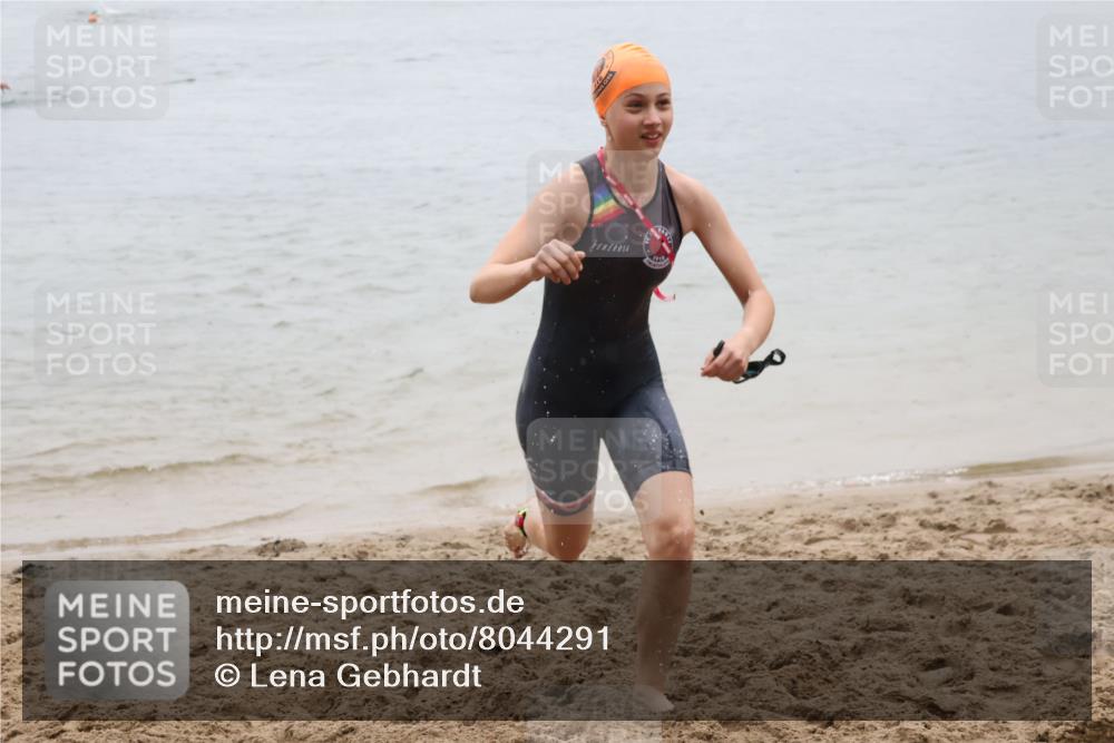 21.06.2025 - 27. Vierlanden-Triathlon Lena Gebhardt http://msf.ph/oto/8044291 15.06.2025 14:39:12 Schwimmen 1335, 1345, 1349 meine-sportfotos.de