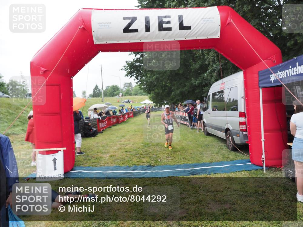 21.06.2025 - 27. Vierlanden-Triathlon MichiJ http://msf.ph/oto/8044292 15.06.2026 13:45:38 Ziel 830 meine-sportfotos.de