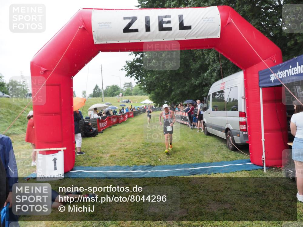 21.06.2025 - 27. Vierlanden-Triathlon MichiJ http://msf.ph/oto/8044296 15.06.2026 13:45:38 Ziel 830 meine-sportfotos.de