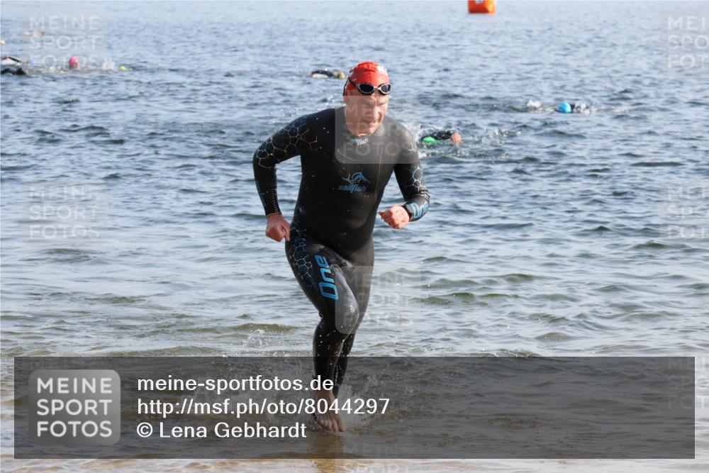 15.06.2025 - 27. Vierlanden-Triathlon Lena Gebhardt http://msf.ph/oto/8044297 15.06.2025 08:35:07 Schwimmen 12, 43, 54, 64, 80, 159 meine-sportfotos.de