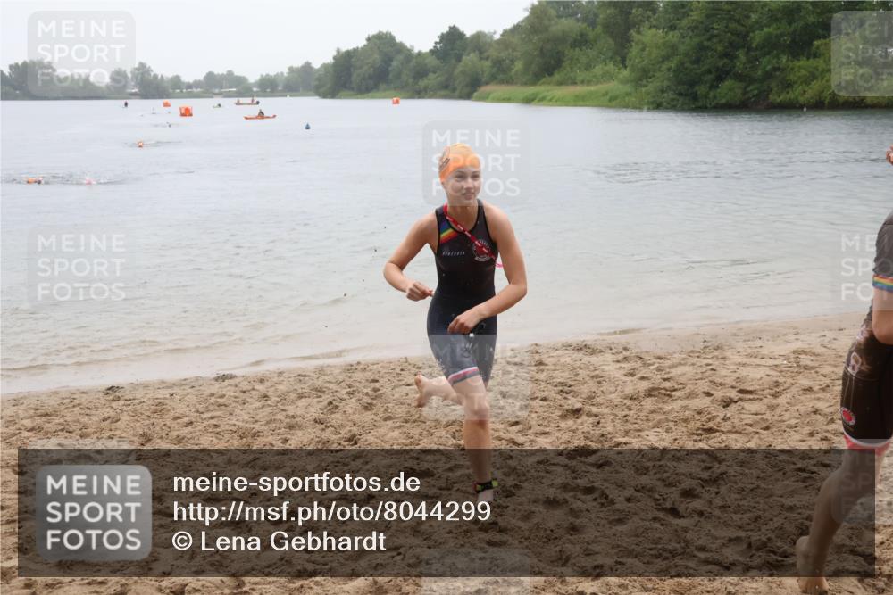 21.06.2025 - 27. Vierlanden-Triathlon Lena Gebhardt http://msf.ph/oto/8044299 15.06.2025 14:39:12 Schwimmen 1335, 1345, 1349 meine-sportfotos.de