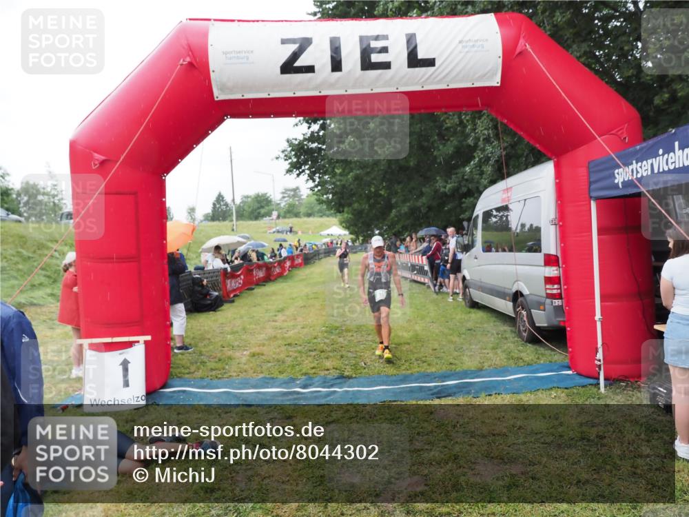 21.06.2025 - 27. Vierlanden-Triathlon MichiJ http://msf.ph/oto/8044302 15.06.2026 13:45:39 Ziel 830 meine-sportfotos.de