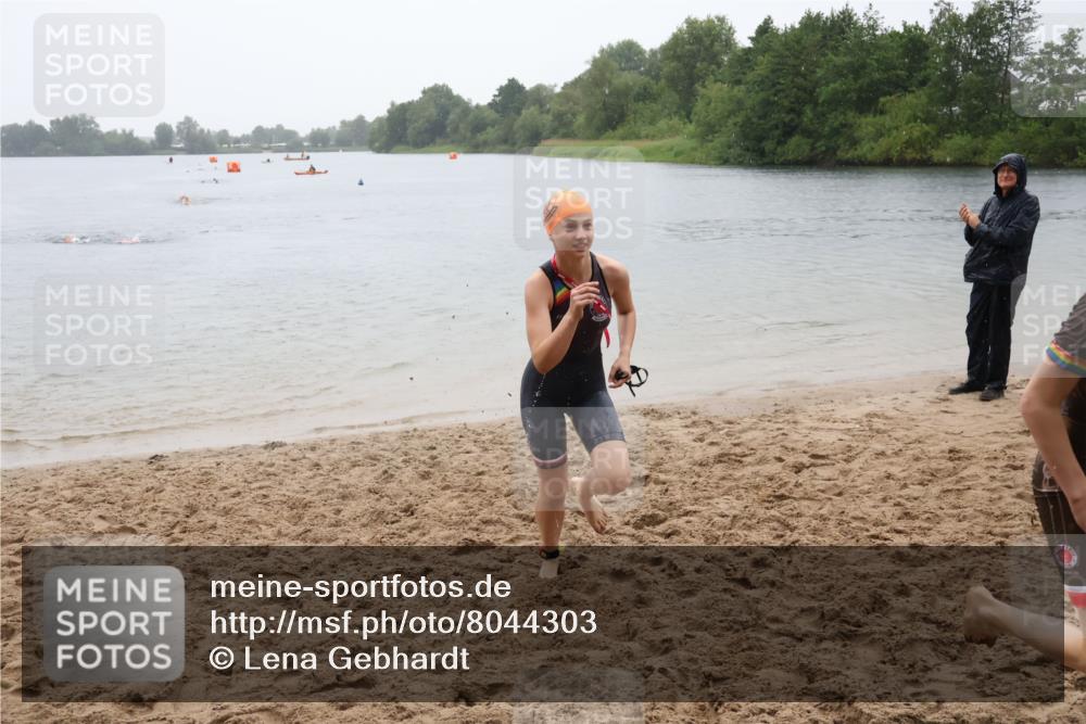21.06.2025 - 27. Vierlanden-Triathlon Lena Gebhardt http://msf.ph/oto/8044303 15.06.2025 14:39:12 Schwimmen 1335, 1345, 1349 meine-sportfotos.de