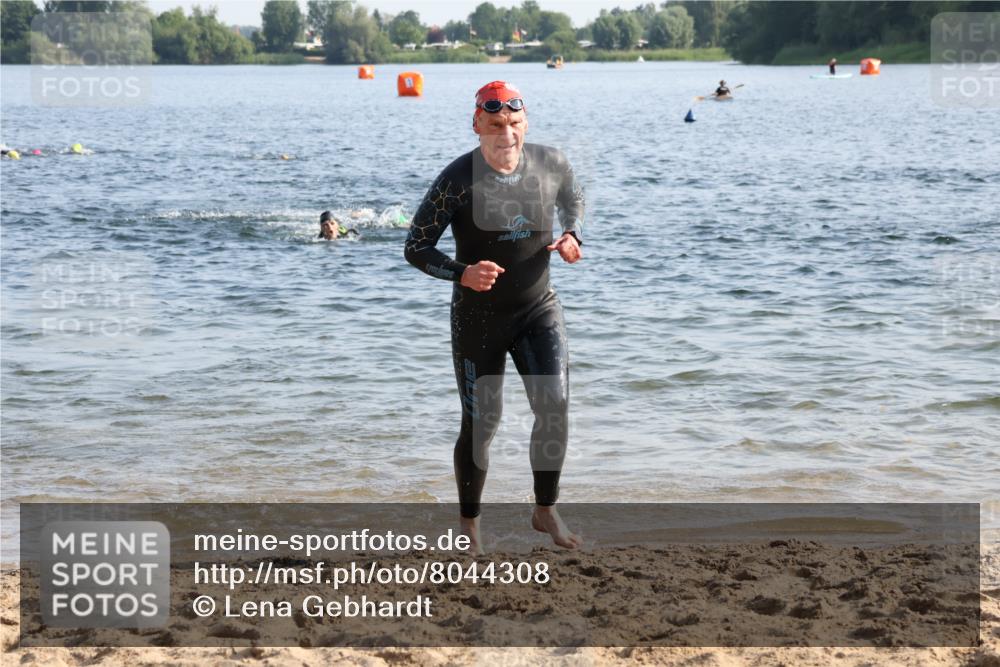 15.06.2025 - 27. Vierlanden-Triathlon Lena Gebhardt http://msf.ph/oto/8044308 15.06.2025 08:35:08 Schwimmen 12, 43, 54, 64, 159 meine-sportfotos.de