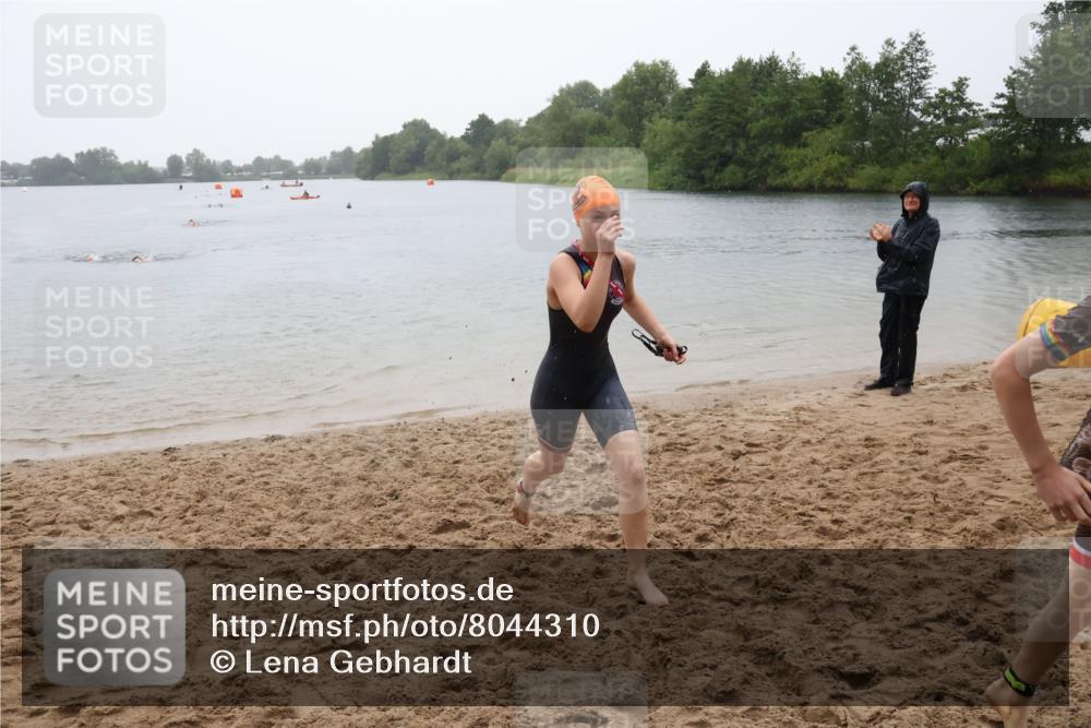 21.06.2025 - 27. Vierlanden-Triathlon Lena Gebhardt http://msf.ph/oto/8044310 15.06.2025 14:39:13 Schwimmen 1335, 1345, 1349 meine-sportfotos.de
