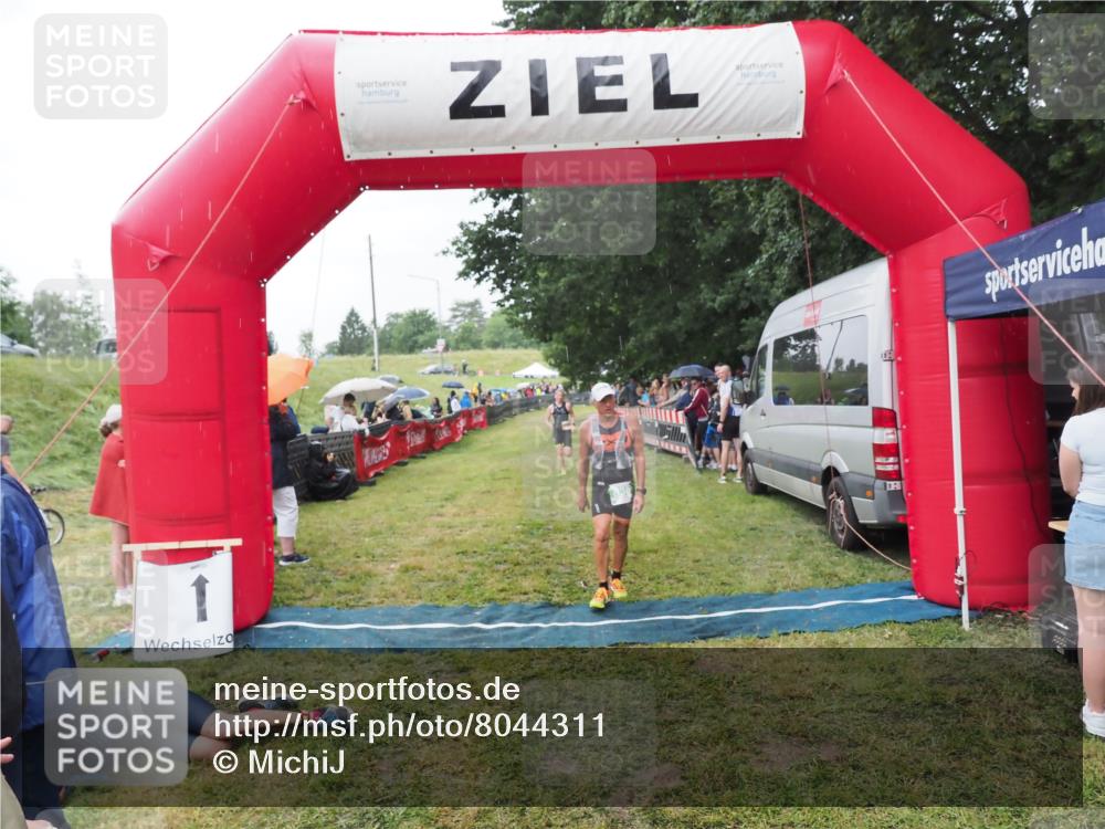 21.06.2025 - 27. Vierlanden-Triathlon MichiJ http://msf.ph/oto/8044311 15.06.2026 13:45:39 Ziel 830 meine-sportfotos.de