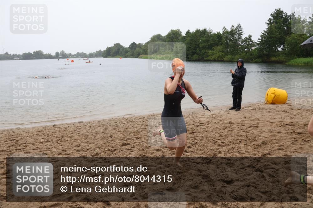 21.06.2025 - 27. Vierlanden-Triathlon Lena Gebhardt http://msf.ph/oto/8044315 15.06.2025 14:39:13 Schwimmen 1335, 1345, 1349 meine-sportfotos.de