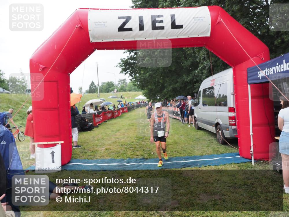 21.06.2025 - 27. Vierlanden-Triathlon MichiJ http://msf.ph/oto/8044317 15.06.2026 13:45:40 Ziel 830 meine-sportfotos.de