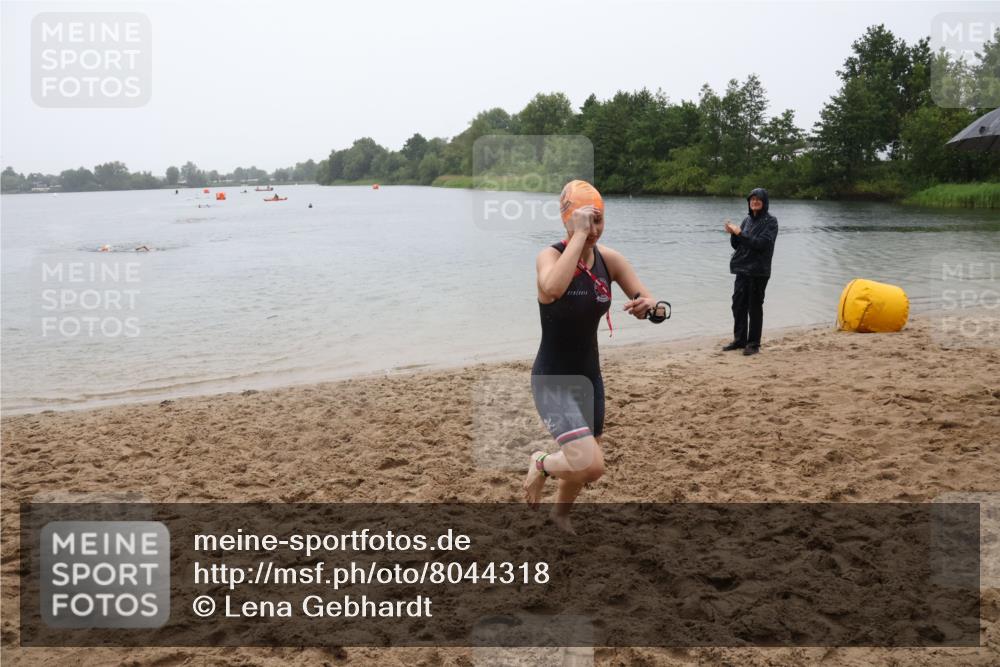 21.06.2025 - 27. Vierlanden-Triathlon Lena Gebhardt http://msf.ph/oto/8044318 15.06.2025 14:39:13 Schwimmen 1335, 1345, 1349 meine-sportfotos.de