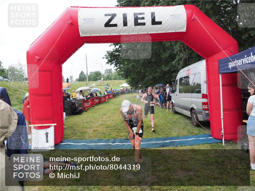 21.06.2025 - 27. Vierlanden-Triathlon MichiJ http://msf.ph/oto/8044319 15.06.2026 13:45:41 Ziel 830 meine-sportfotos.de