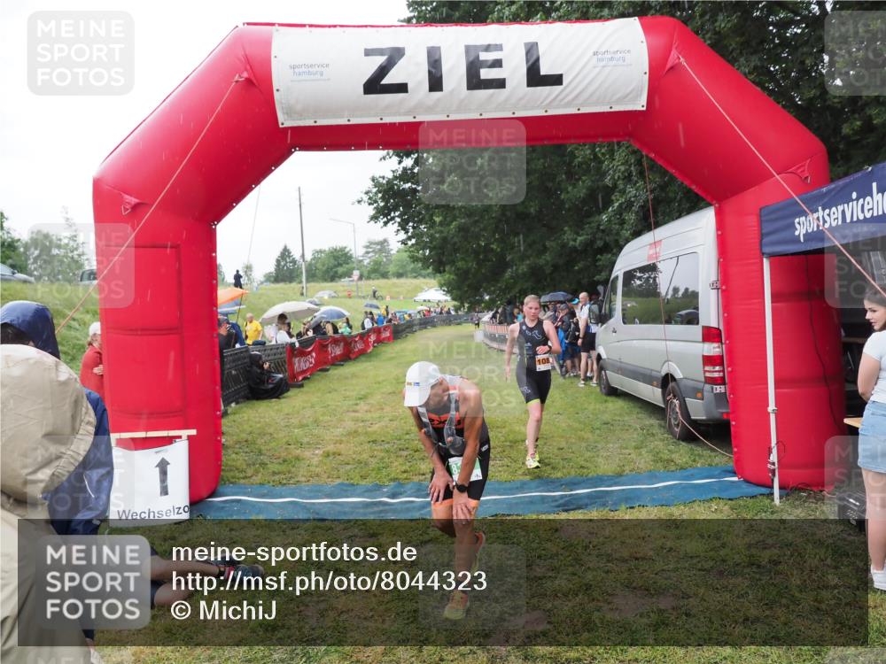 21.06.2025 - 27. Vierlanden-Triathlon MichiJ http://msf.ph/oto/8044323 15.06.2026 13:45:41 Ziel 830 meine-sportfotos.de
