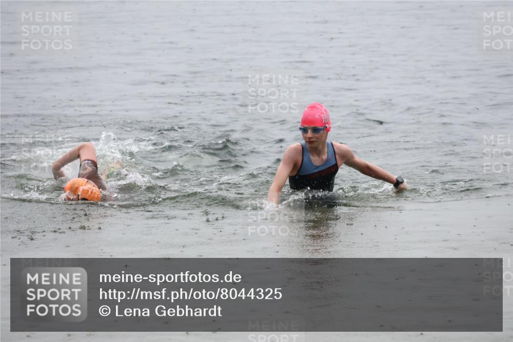 21.06.2025 - 27. Vierlanden-Triathlon Lena Gebhardt http://msf.ph/oto/8044325 15.06.2025 14:39:29 Schwimmen 1333, 1339 meine-sportfotos.de