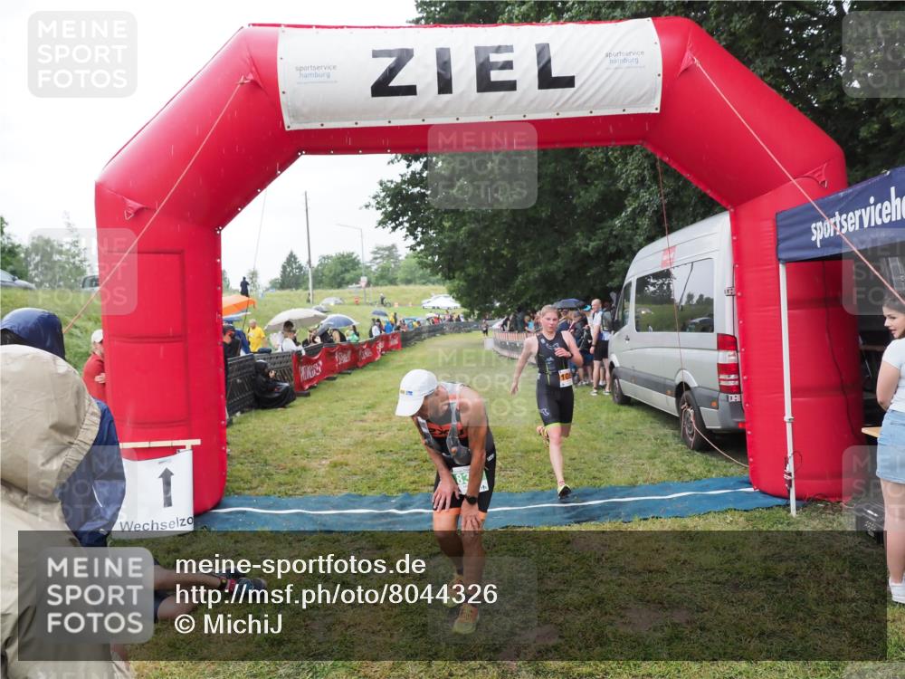21.06.2025 - 27. Vierlanden-Triathlon MichiJ http://msf.ph/oto/8044326 15.06.2026 13:45:41 Ziel 830 meine-sportfotos.de