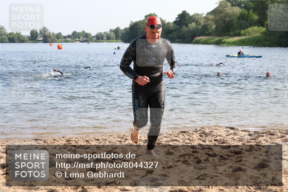 15.06.2025 - 27. Vierlanden-Triathlon Lena Gebhardt http://msf.ph/oto/8044327 15.06.2025 08:35:10 Schwimmen 12, 54, 64 meine-sportfotos.de