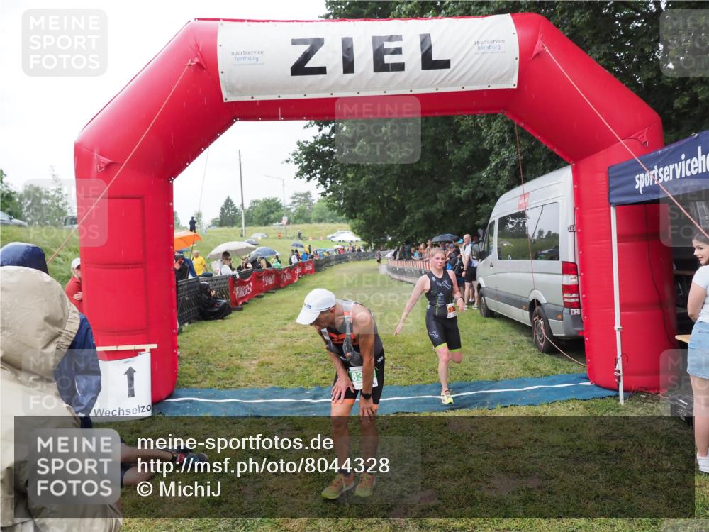 21.06.2025 - 27. Vierlanden-Triathlon MichiJ http://msf.ph/oto/8044328 15.06.2026 13:45:42 Ziel 830 meine-sportfotos.de