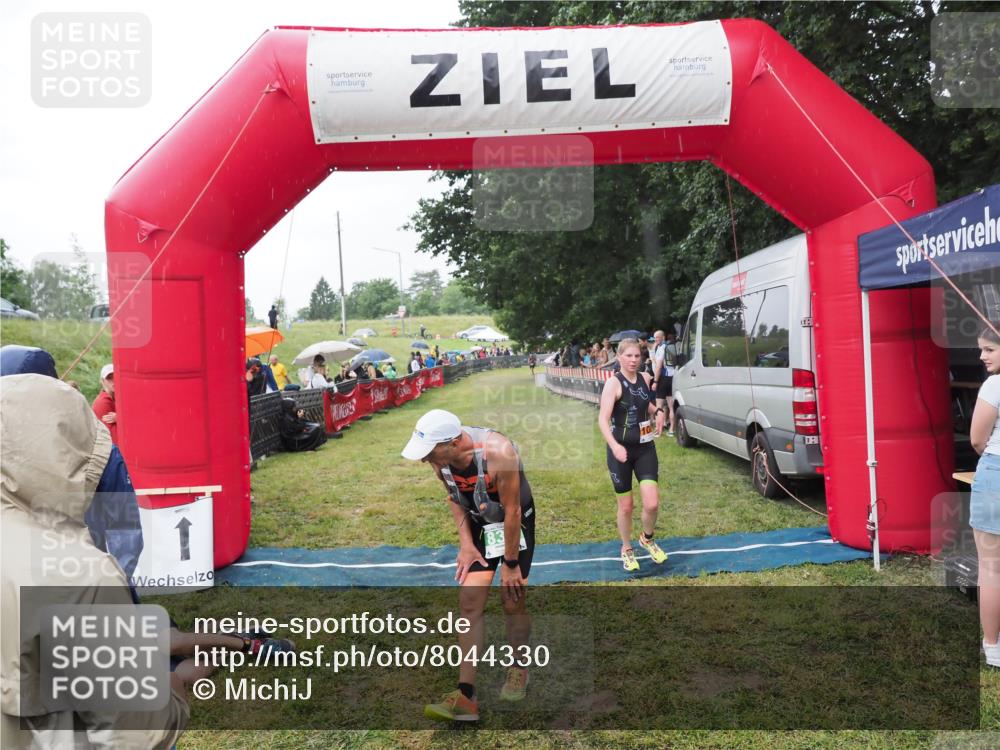 21.06.2025 - 27. Vierlanden-Triathlon MichiJ http://msf.ph/oto/8044330 15.06.2026 13:45:42 Ziel 830 meine-sportfotos.de