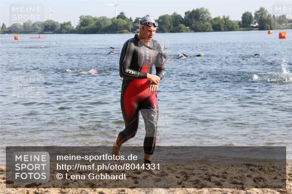15.06.2025 - 27. Vierlanden-Triathlon Lena Gebhardt http://msf.ph/oto/8044331 15.06.2025 08:35:11 Schwimmen 12, 54, 64 meine-sportfotos.de