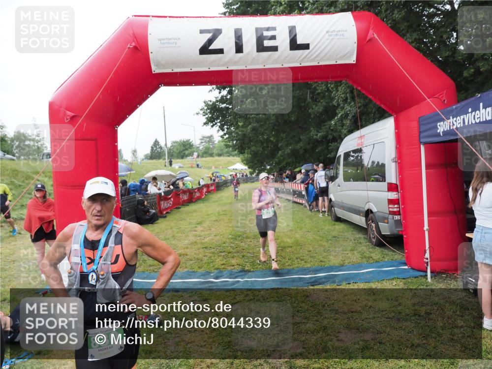 21.06.2025 - 27. Vierlanden-Triathlon MichiJ http://msf.ph/oto/8044339 15.06.2026 13:45:52 Ziel 876 meine-sportfotos.de