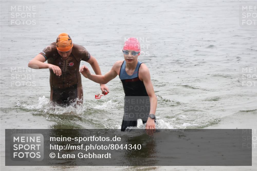21.06.2025 - 27. Vierlanden-Triathlon Lena Gebhardt http://msf.ph/oto/8044340 15.06.2025 14:39:33 Schwimmen 1333, 1339 meine-sportfotos.de