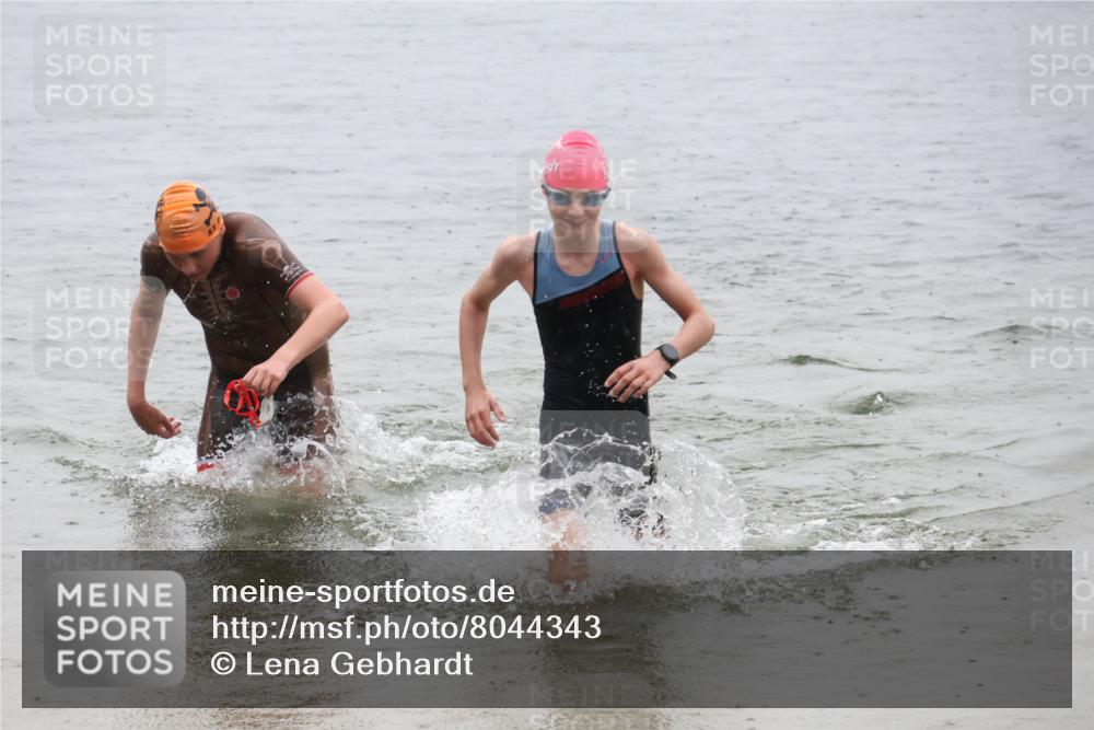 21.06.2025 - 27. Vierlanden-Triathlon Lena Gebhardt http://msf.ph/oto/8044343 15.06.2025 14:39:34 Schwimmen 1333, 1339 meine-sportfotos.de