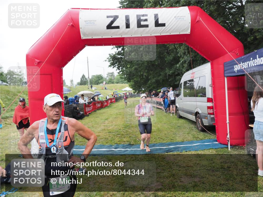 21.06.2025 - 27. Vierlanden-Triathlon MichiJ http://msf.ph/oto/8044344 15.06.2026 13:45:52 Ziel 876 meine-sportfotos.de